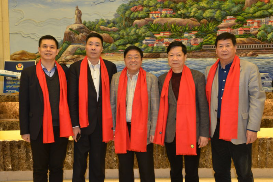仟億達(dá)集團(tuán)董事長(zhǎng)鄭兩斌（左一）、陜西廈門(mén)商會(huì)會(huì)長(zhǎng)陳信雄（左二）、與廈門(mén)市人原副主任汪興裕（正中）、廈門(mén)駐京辦主任王飛（右二）廈門(mén)企業(yè)商會(huì)會(huì)長(zhǎng)蔣清林（右一）